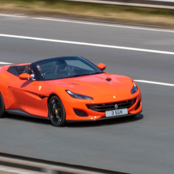 Policija zaustavila "beskućnika"; U Ferariju jurio 247 km/h; Usledilo je šokantno otkriće