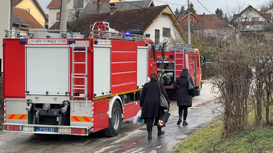 Veliki požar u Čačku: Zapalila se porodična kuća, povređena jedna osoba FOTO