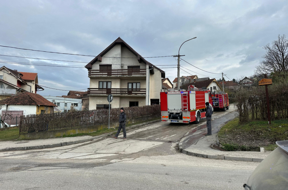 Veliki požar u Čačku: Zapalila se porodična kuća, povređena jedna osoba FOTO