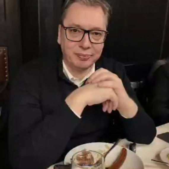 Vučić se oglasio iz Minhena: Srpsko-srpski dijalog u bavarskoj kafani VIDEO