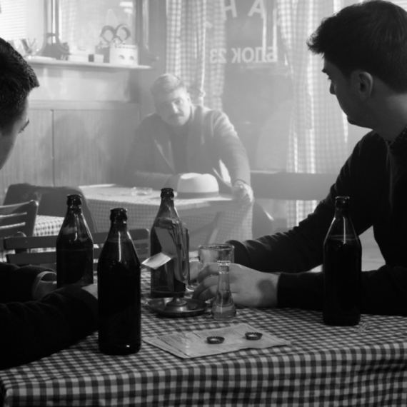 Foto-ubod sa snimanja Partizanovog filma: Kafana, tim i poruka o povratku "Otpisanih"