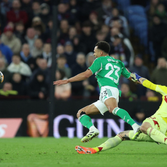 Liverpul ništa nije rizikovao, golman dobio crveni i "zakopao" Vilu FOTO