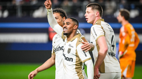 Lens bacio "petardu" usred Pariza