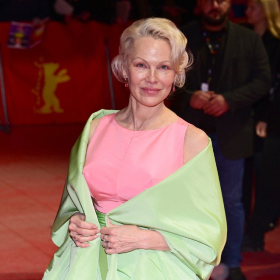 Pamela Anderson je pravi raj za oči: Ovako se ide na crveni tepih FOTO