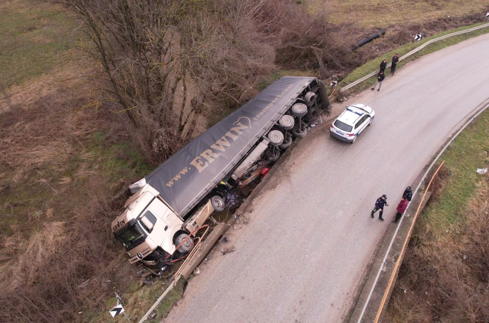 Šleperom probio bankinu i sleteo u potok: Saobraćajna nezgoda na starom putu Čačak-Kraljevo FOTO