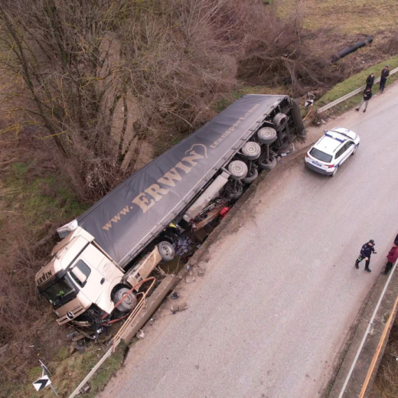 Šleperom probio bankinu i sleteo u potok: Saobraćajna nezgoda na starom putu Čačak-Kraljevo FOTO