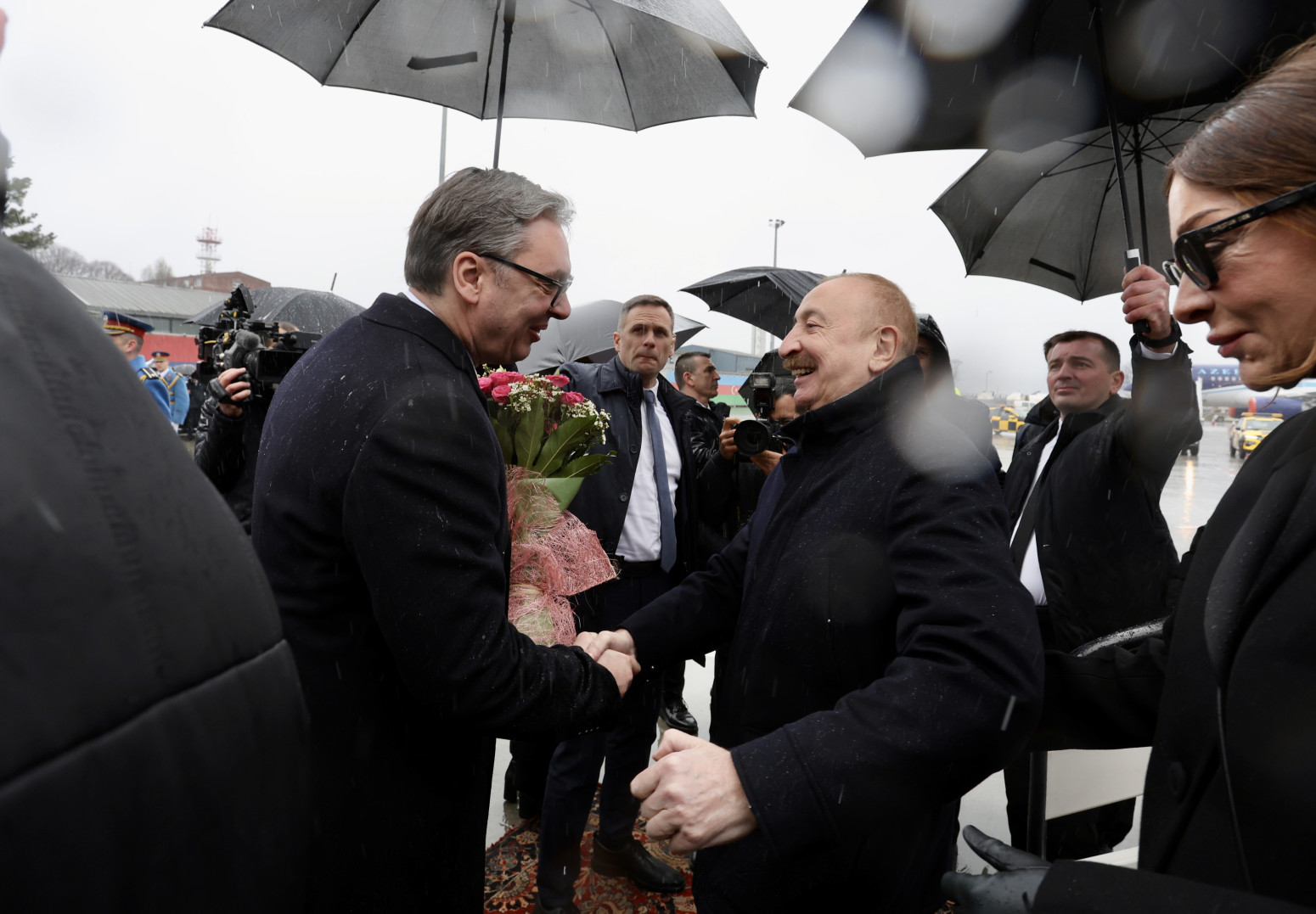 Vučić dočekao Alijeva na aerodromu