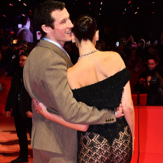 Obukla golu haljinu, pa fotografima pokazala zadnjicu: Opet je glavna tema FOTO