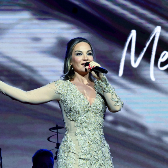 Jeleni Tomašević pozlilo tokom koncerta: Evo u kakvom je stanju pevačica