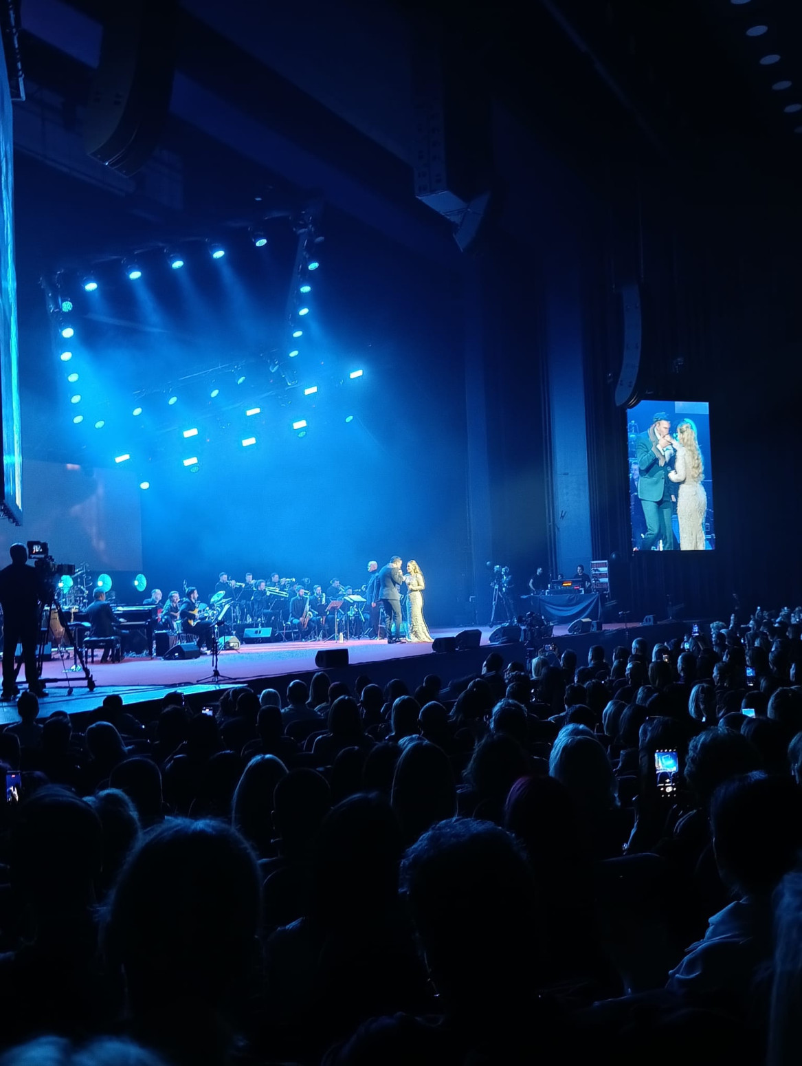 Jelena Tomašević i Ivan Bosiljčić pevaju pesmu Bisere Veletangić