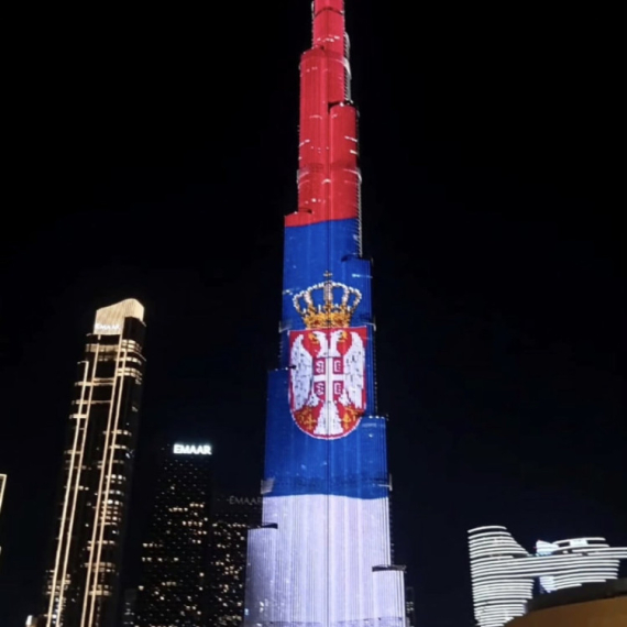 Burdž Kalifa u Dubaiju večeras u bojama srpske zastave; Vučić: "Hvala dragi prijatelji" VIDEO