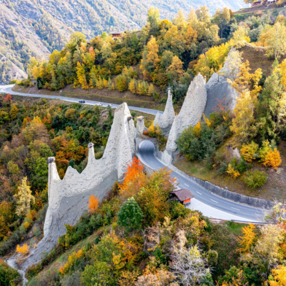 Švajcarske piramide: Dramatična pojava decenijama privlači planinare, bicikliste, geologe i radoznale FOTO
