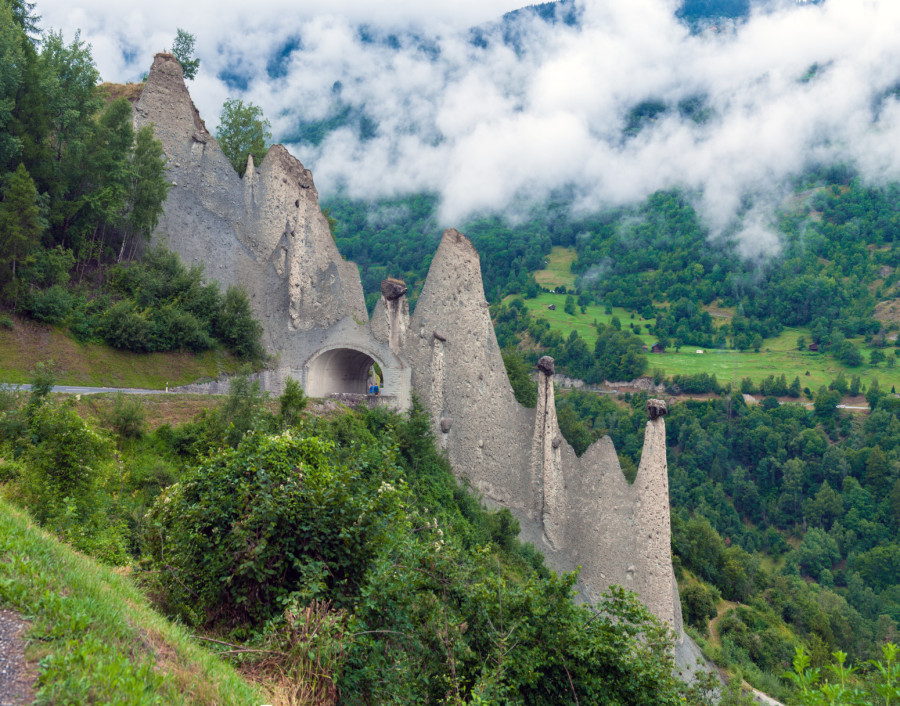 Švajcarske piramide: Dramatična pojava decenijama privlači planinare, bicikliste, geologe i radoznale FOTO