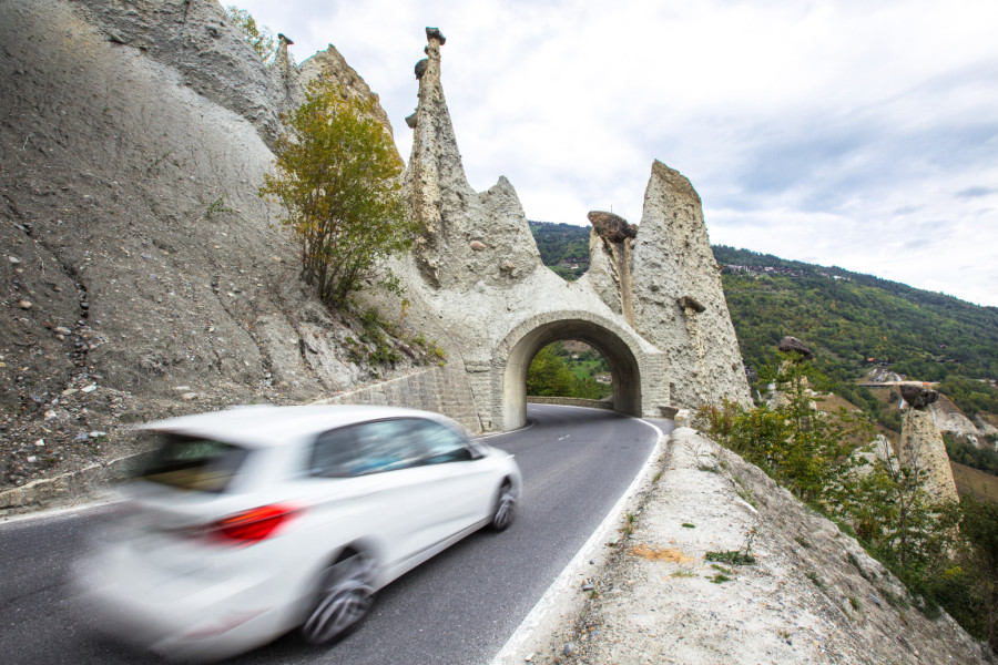 Švajcarske piramide: Dramatična pojava decenijama privlači planinare, bicikliste, geologe i radoznale FOTO