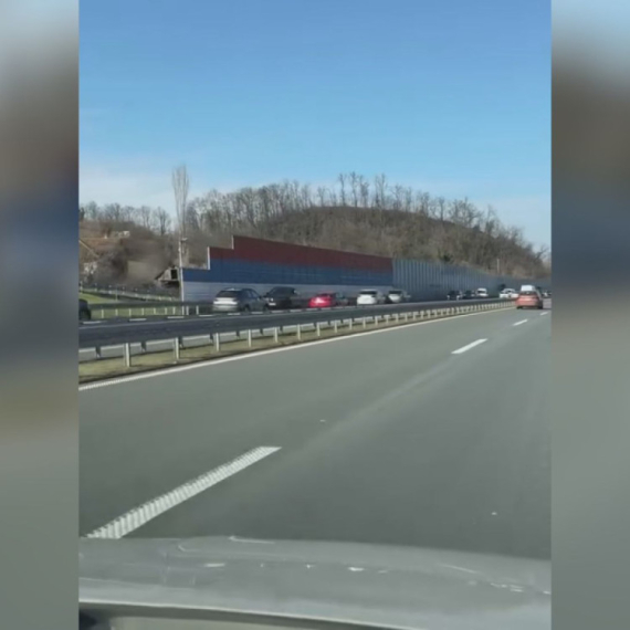 Uznemirujuće scene na auto-putu: Nestrpljivi vozači krenuli da voze u suprotnom smeru VIDEO