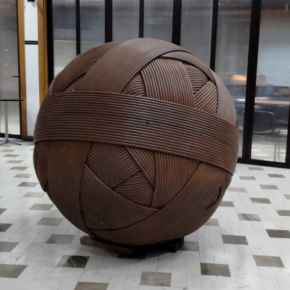 Nesvakidašnja skulptura privlači pažnju turista: Šta simbolizuje "Klupko" u Prijepolju?