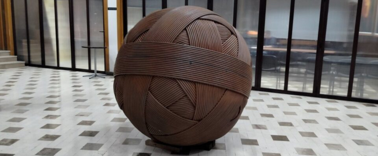 Nesvakidašnja skulptura privlači pažnju turista: Šta simbolizuje "Klupko" u Prijepolju?