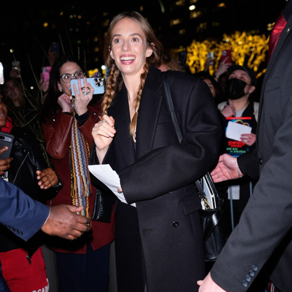 Glumica se udala u tajnosti: Venčanicom očarala, ali svi pričaju o odelu njenog slavnog oca FOTO