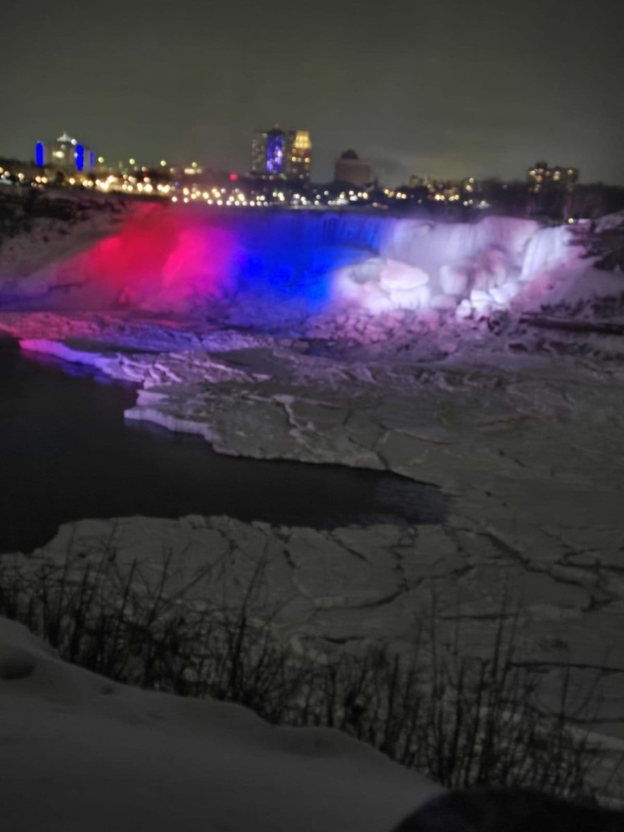 Velika čast za Srbiju: Nijagarini vodopadi u bojama naše trobojke FOTO/VIDEO