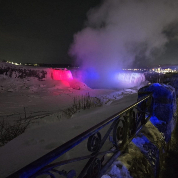 Velika čast za Srbiju: Nijagarini vodopadi u bojama srpske trobojke FOTO/VIDEO