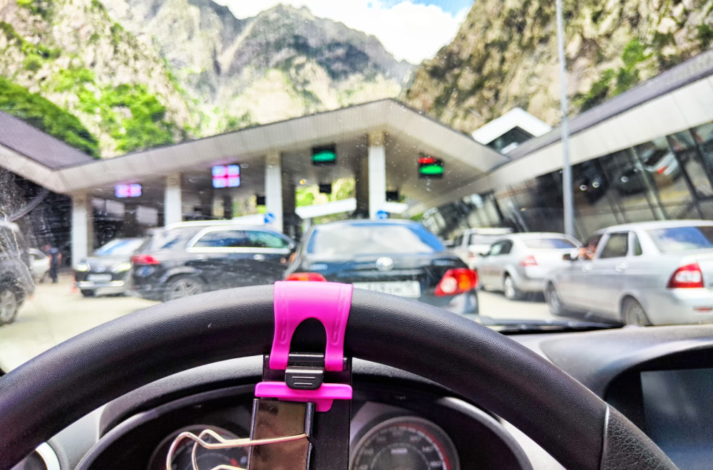 Slovenačke tablice, poznato ime i srpski humor: Dovoljno da internet eksplodira zbog snimka sa granice FOTO