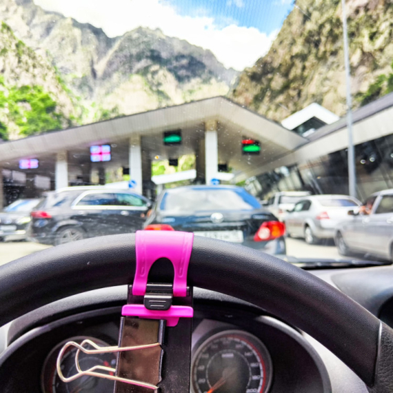 Slovenačke tablice, poznato ime i srpski humor: Dovoljno da internet eksplodira zbog snimka sa granice FOTO