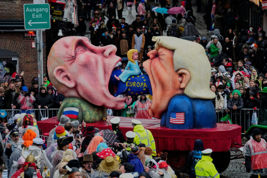 Svet u očima satiričara: Tramp i Putin gutaju Evropu, NATO poljupci na zadnjici američkog lidera FOTO