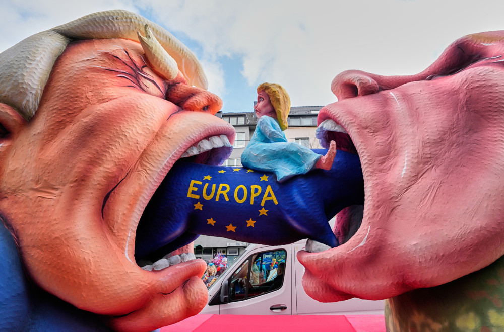 Svet u očima satiričara: Tramp i Putin gutaju Evropu, NATO poljupci na zadnjici američkog lidera FOTO