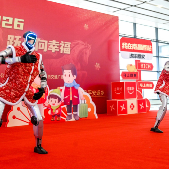 Spektakl u Kini: Roboti sa mačevima i nunčakama oduševili publiku VIDEO