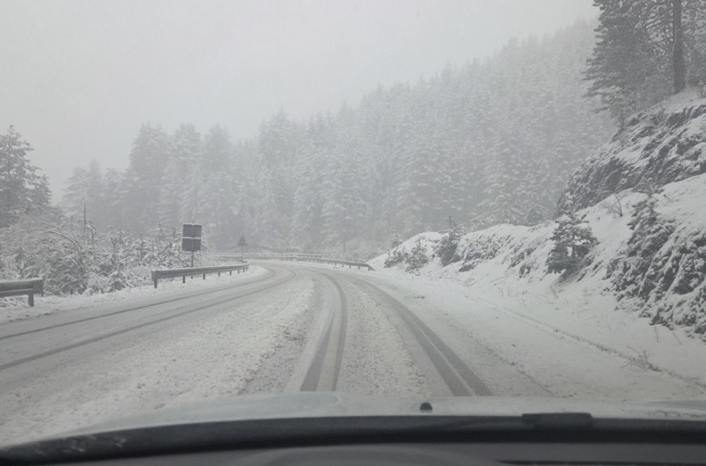 Sneg neprekidno veje: Palo oko 20 cm – ovaj deo Srbije je okovan FOTO/VIDEO