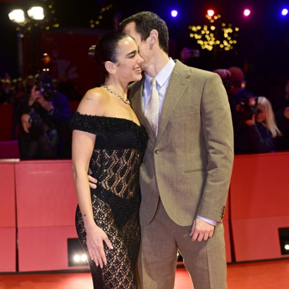 Seksi Albanka ne prestaje da provocira, ali svog verenika voli najviše na svetu FOTO