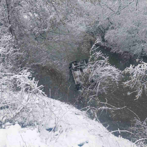Drama kod Bijelog Polja: Auto sleteo u reku; Vatrogasci izvukli četiri žene iz vozila