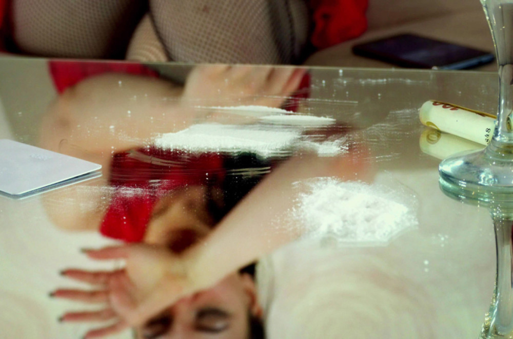 Novi opasan trend među mladima: Tinejdžeri poludeli za belim prahom koji se udiše kroz nos FOTO