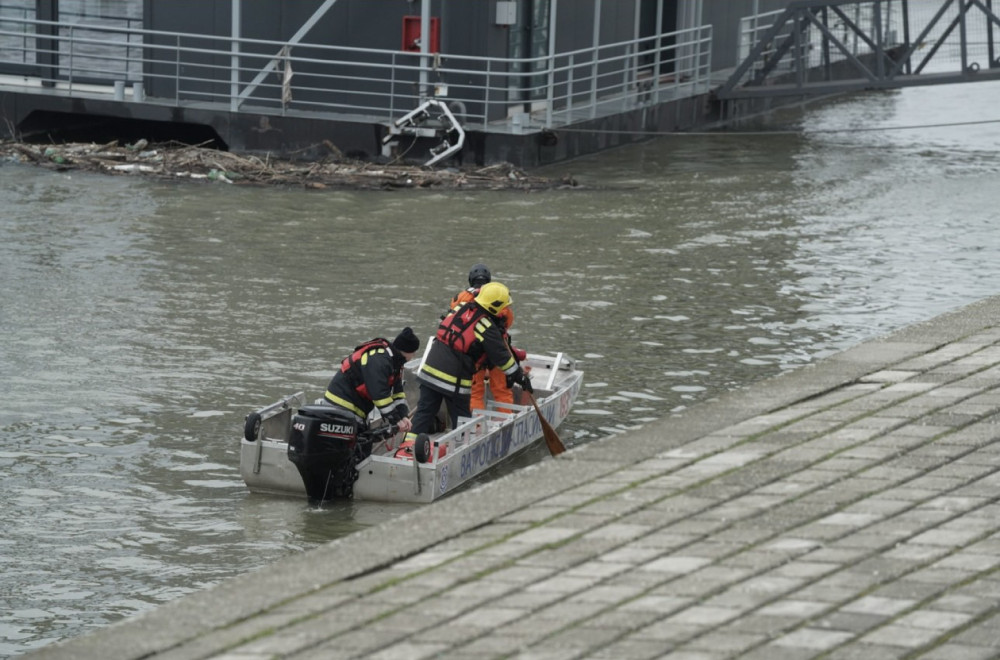 Drama na Adi Huji: Automobil upao u Dunav; U toku izvlačenje vozila FOTO