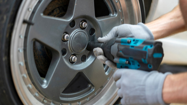 Zašto neki automobili imaju četiri šrafa na točku, a drugi pet ili više?