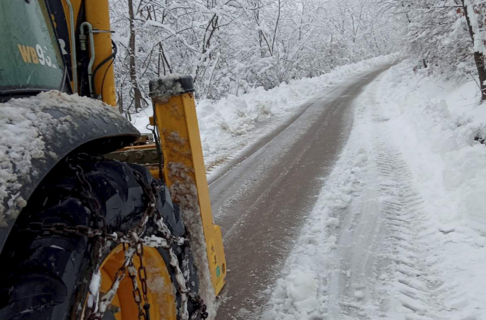 Zima ne popušta: Sneg paralizovao Mionicu FOTO