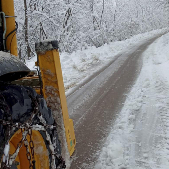 Zima ne popušta: Sneg paralizovao Mionicu FOTO