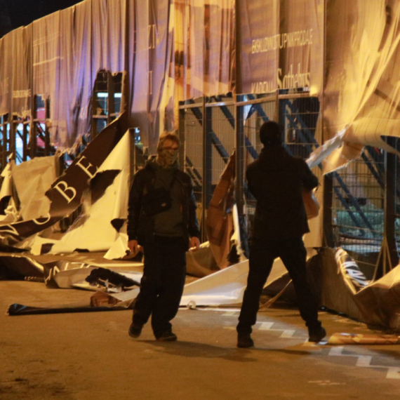 Blokaderi se potukli između sebe, išarali prostorije, pa optužili SNS