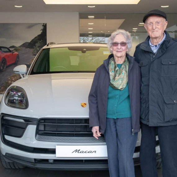 Nikad nije kasno: Bračni par u 90-im kupio svoj prvi Porsche – i već planira sledeći FOTO