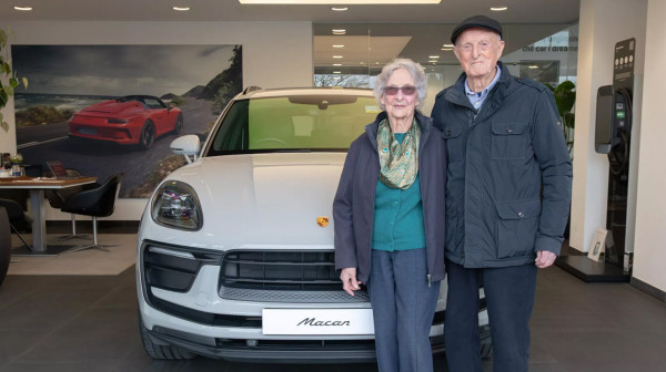 Nikad nije kasno: Bračni par u 90-im kupio svoj prvi Porsche – i već planira sledeći FOTO