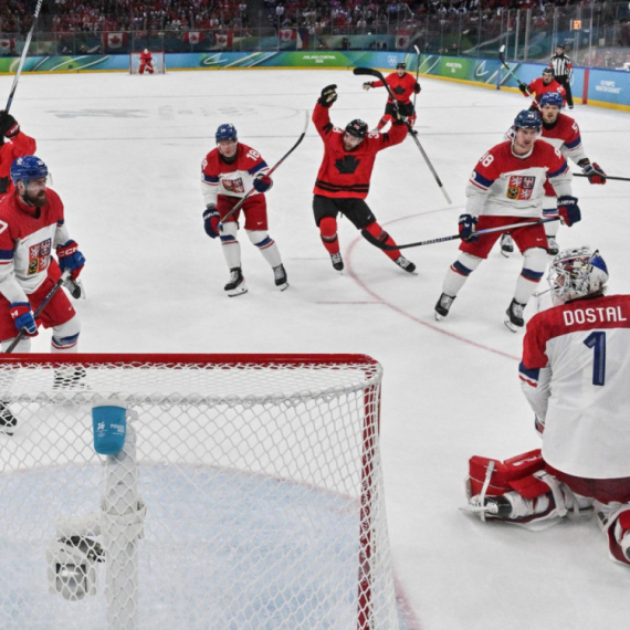 "Ludnica" na ledu u Milanu – siloviti Slovaci, moćni Kanađani i senzacionalni Finci VIDEO