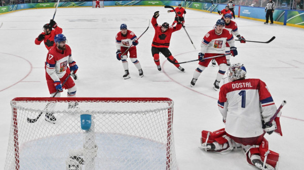 "Ludnica" na ledu u Milanu – siloviti Slovaci, moćni Kanađani i senzacionalni Finci VIDEO
