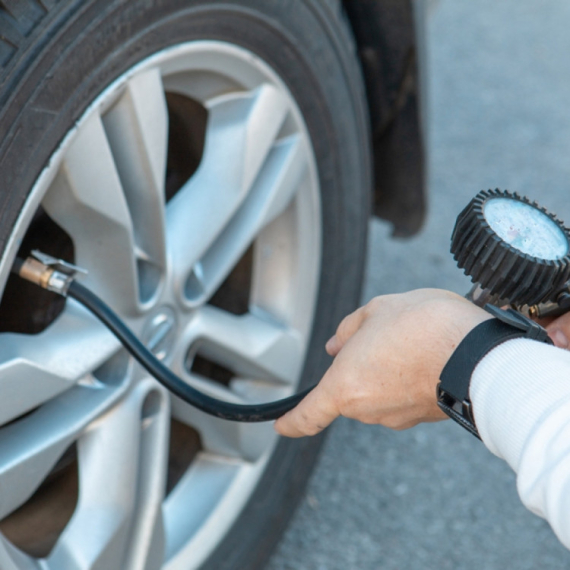 Vožnja sa niskim pritiskom u gumama – zašto je opasno i šta da radite zimi