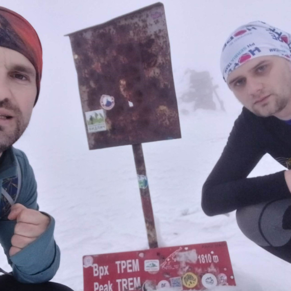 Dva Šumandica u ekstremnim uslovima osvojili najviši vrh Suve Planine FOTO