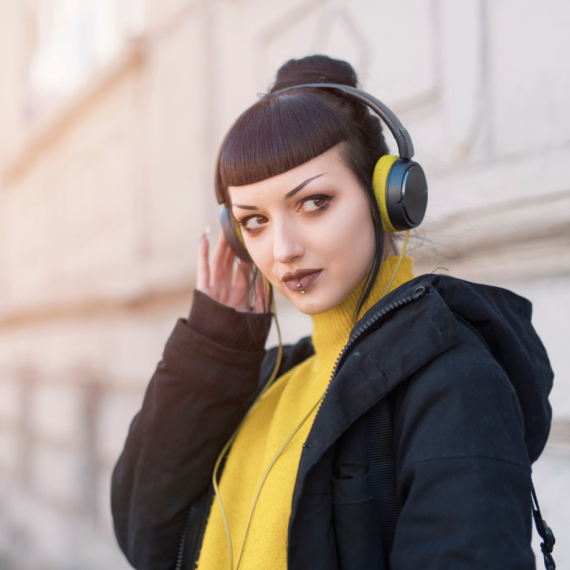 Voditeljka zbog izgleda postala hit na mrežama: "Trebalo bi ukinuti ove vesti" FOTO/VIDEO