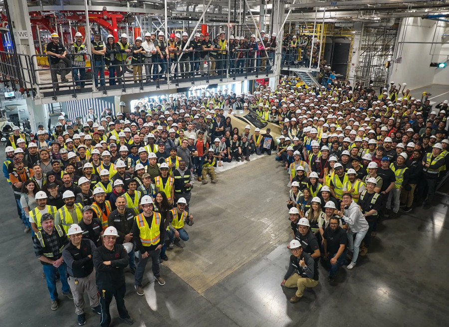 Prvi Tesla Cybercab sišao sa trake, Mask potvrdio i cenu FOTO