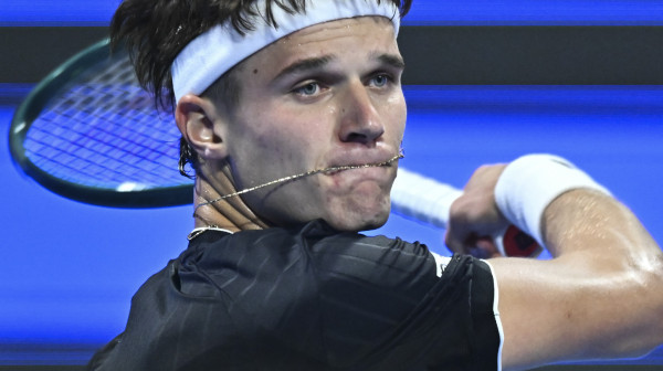 Menšik srušio Sinera! VIDEO