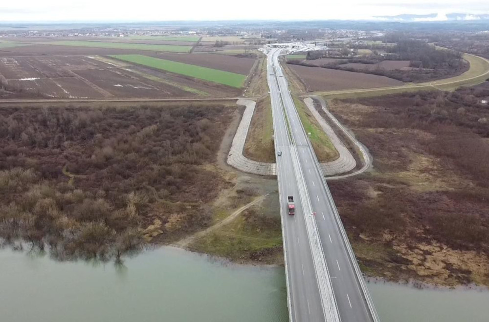 U Hrvatskoj cveta ustaštvo: Staza pored puta u obliku slova U FOTO/VIDEO