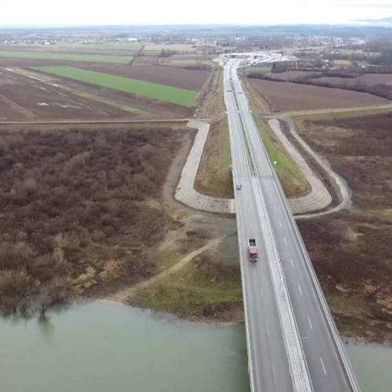 U Hrvatskoj cveta ustaštvo: Staza pored puta u obliku slova "U" FOTO