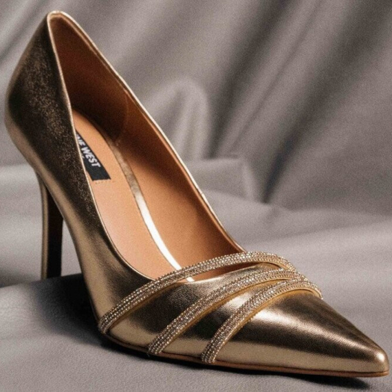 Saveti stilista – koje boje najbolje idu uz zlatne cipele?